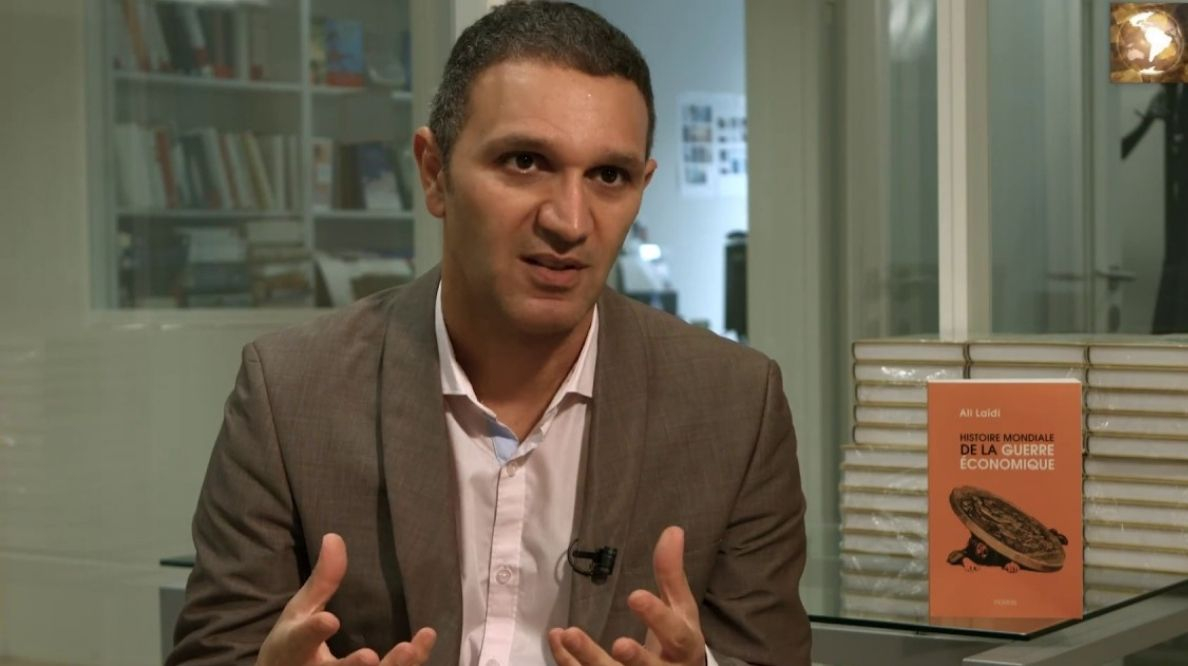 Ali Laïdi présentant son livre sur la guerre économique