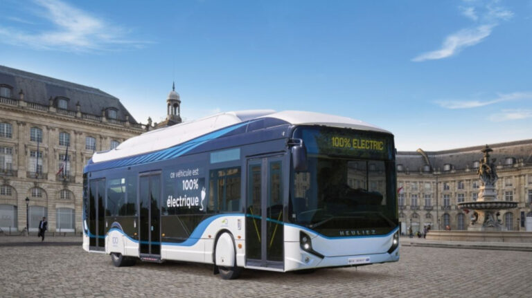 Un bus électrique Heuliez sur la place d'une ville