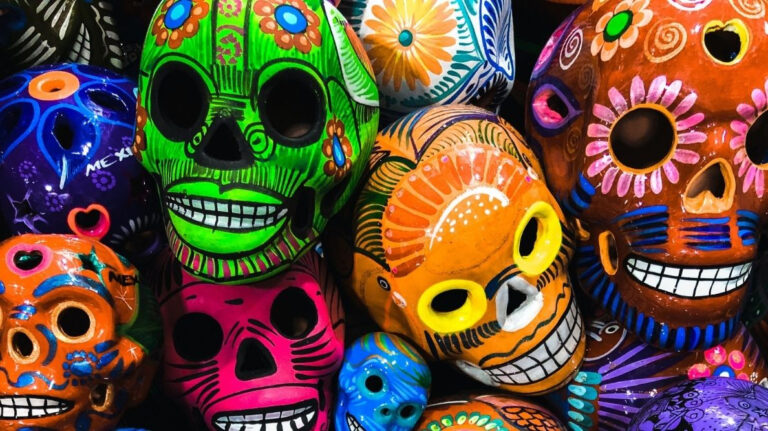 Des têtes de mort mexicaines peintes de toutes les couleurs