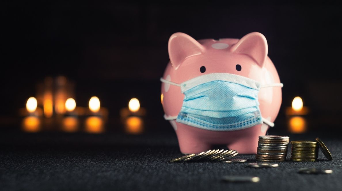 Une tirelire en forme de cochon portant un masque