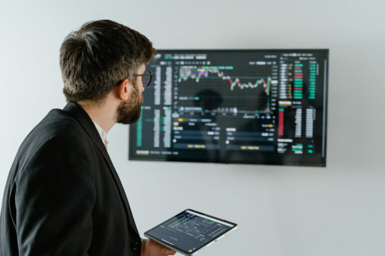Homme regardant un cours de bourse