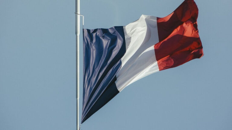 Un drapeau français flottant au vent