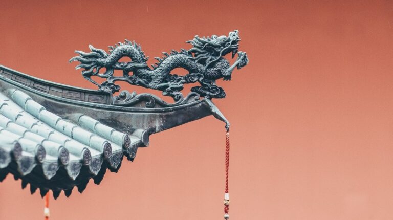 Un dragon en fonte se détache sur un fond rouge