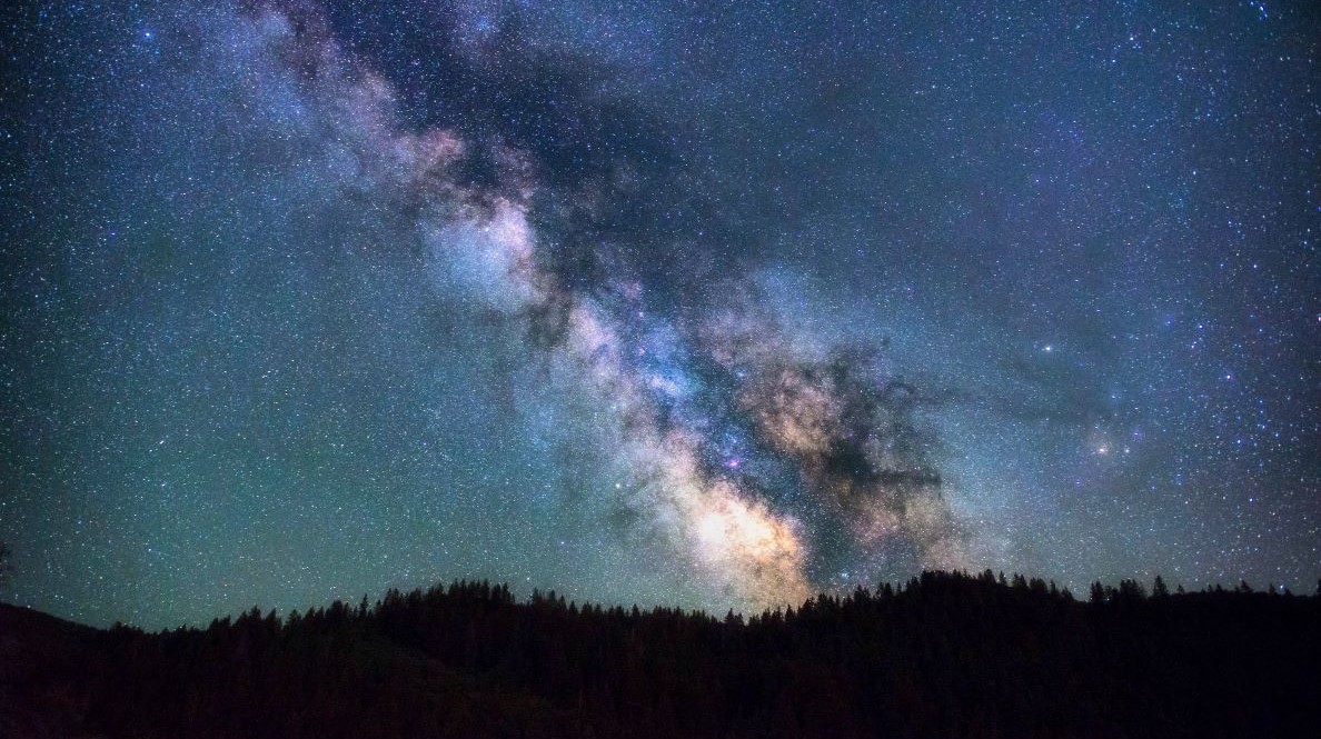 Une pluie d'étoiles zèbrent le ciel