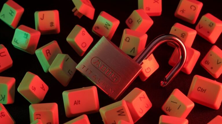 Cadenas ouvert flottant entre des touches de clavier