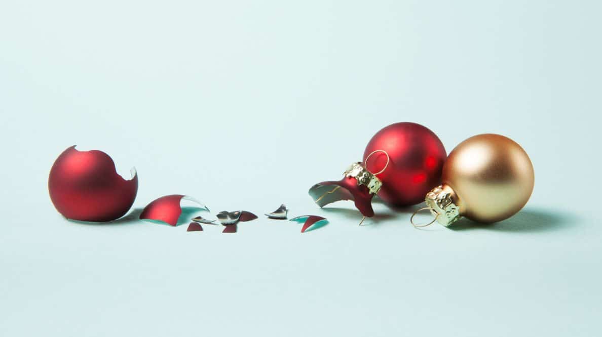 Trois boules de Noël cassées