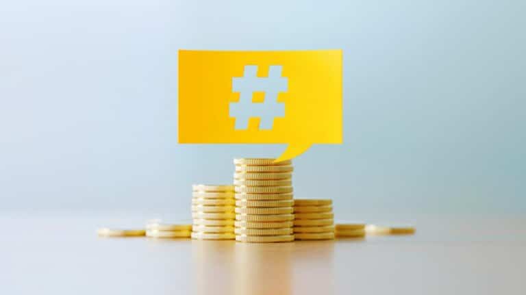 Plusieurs piles de pièces de monnaie surmontées d'un hashtag jaune
