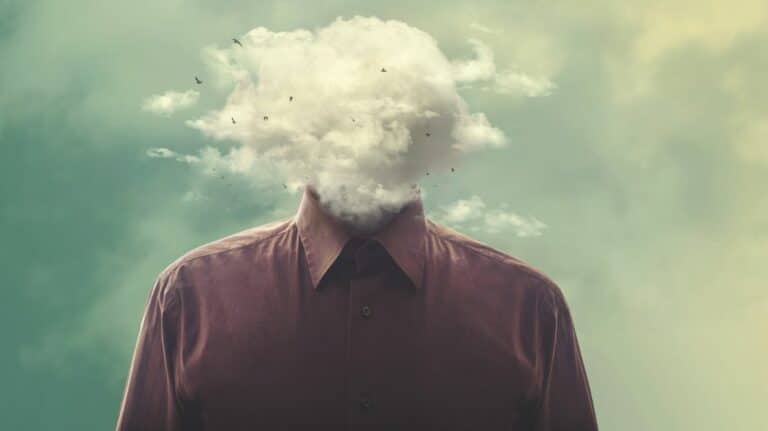 Un homme dont la tête est remplacée par un nuage