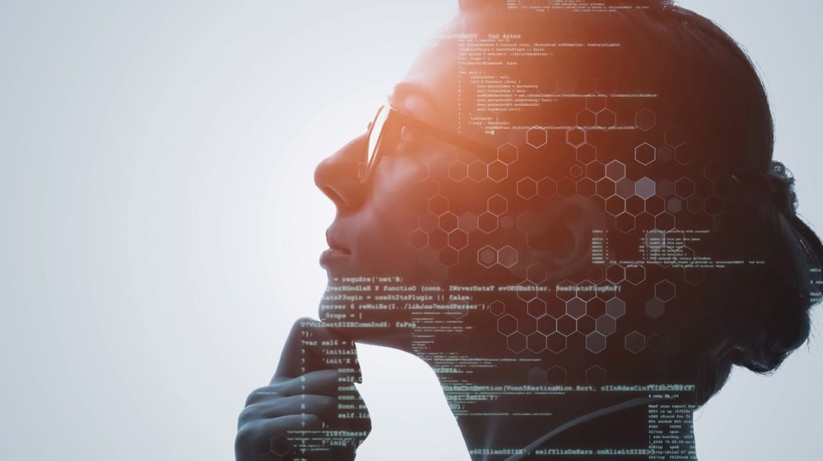 Un femme vue de profile regarde pensivement devant-elle, avec des graphiques informatiques sur sa tête.