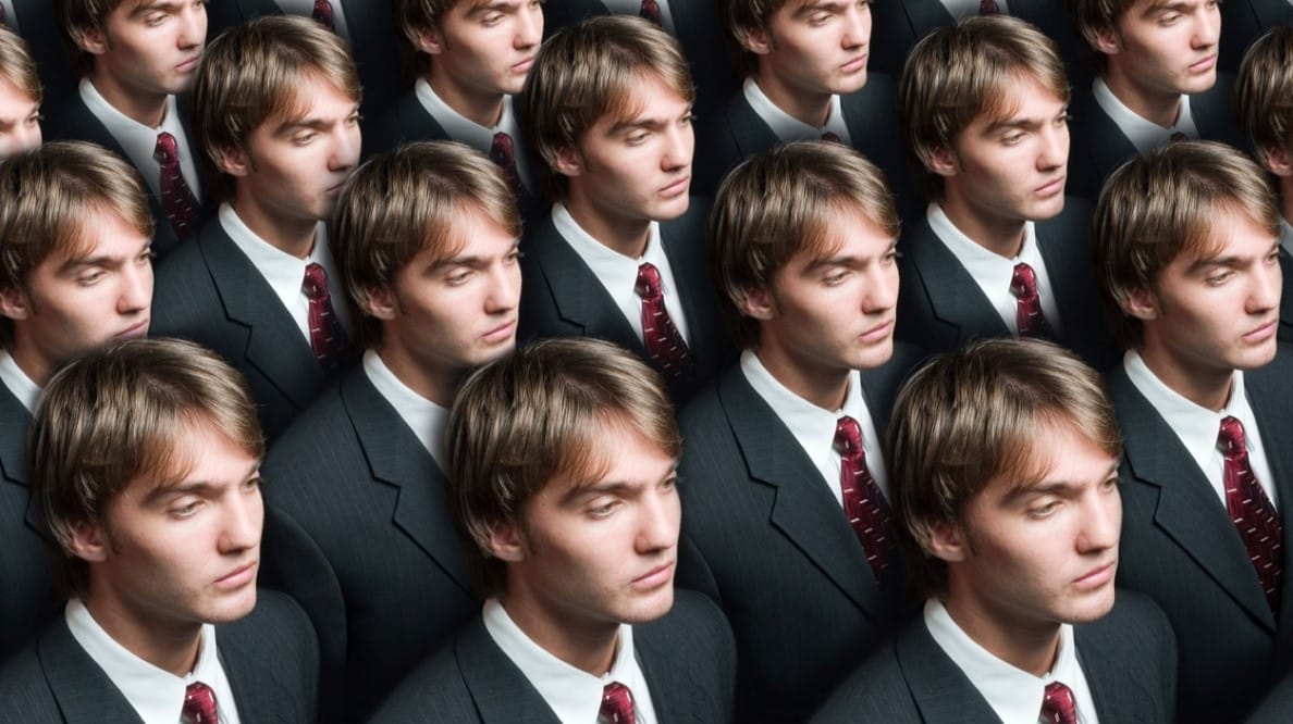 Des clones d'un employés regardant à droite.
