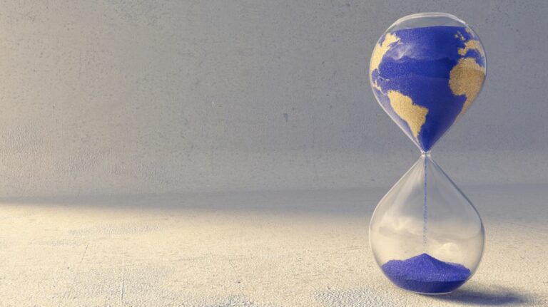 Un sablier dont le sable qui s'écoule représente la planète Terre