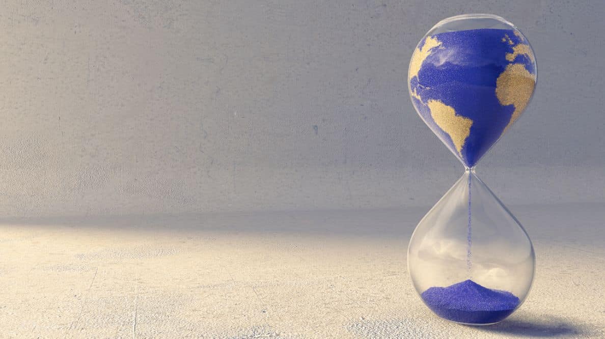 Un sablier dont le sable qui s'écoule représente la planète Terre