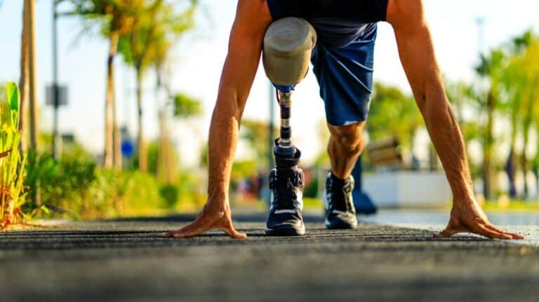 Un sportif avec une prothèse en carbone