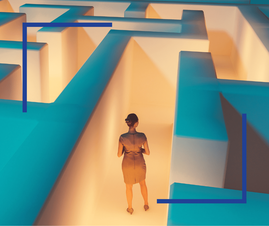 Une femme perdue dans un labyrinthe